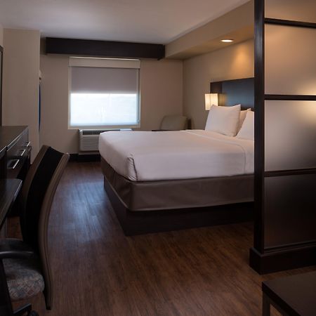 Holiday Inn Express & Suites San Antonio Medical - Six Flags By Ihg Exterior photo
