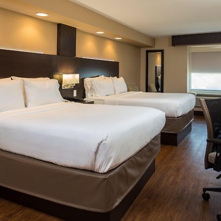 Holiday Inn Express & Suites San Antonio Medical - Six Flags By Ihg Exterior photo