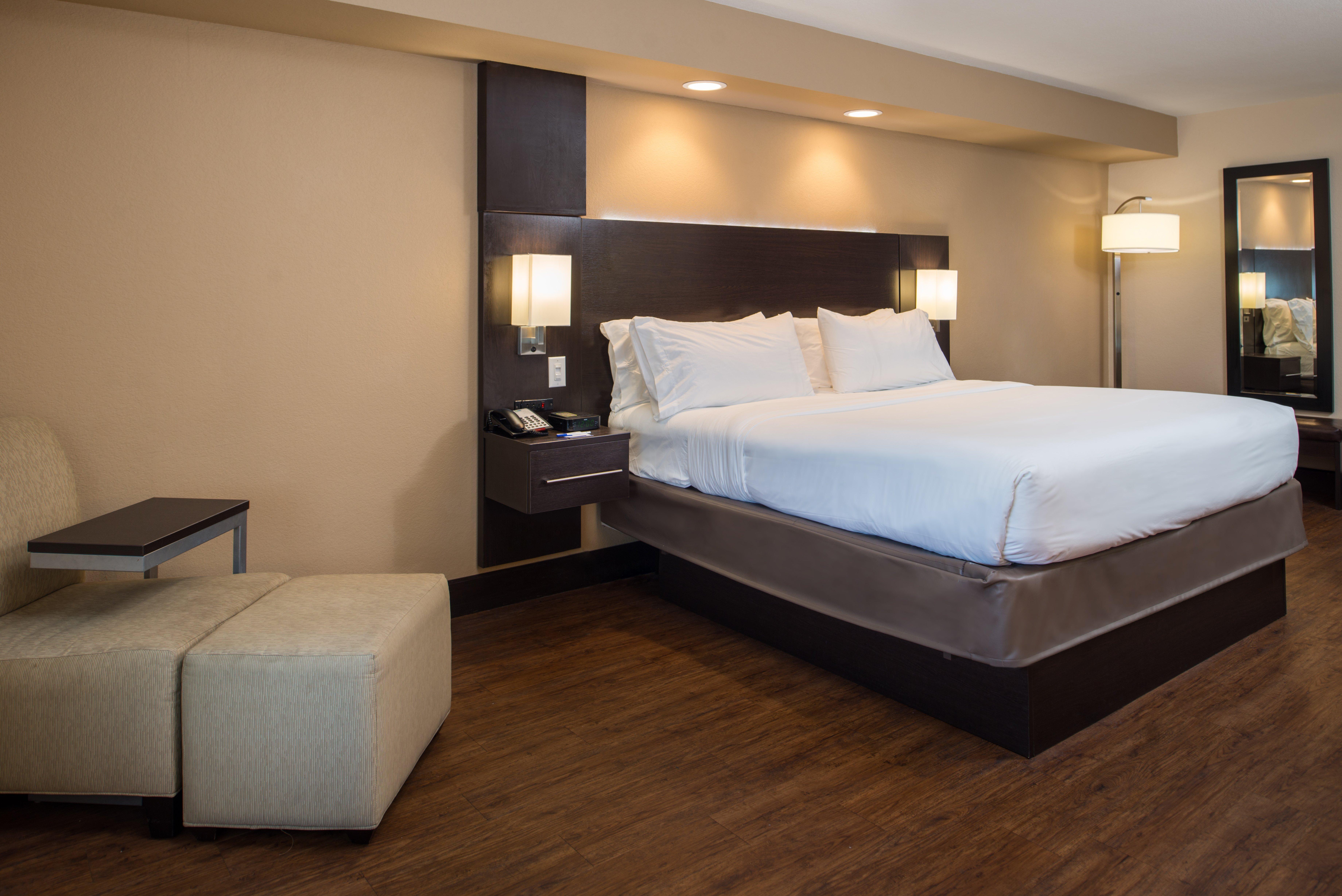 Holiday Inn Express & Suites San Antonio Medical - Six Flags By Ihg Exterior photo