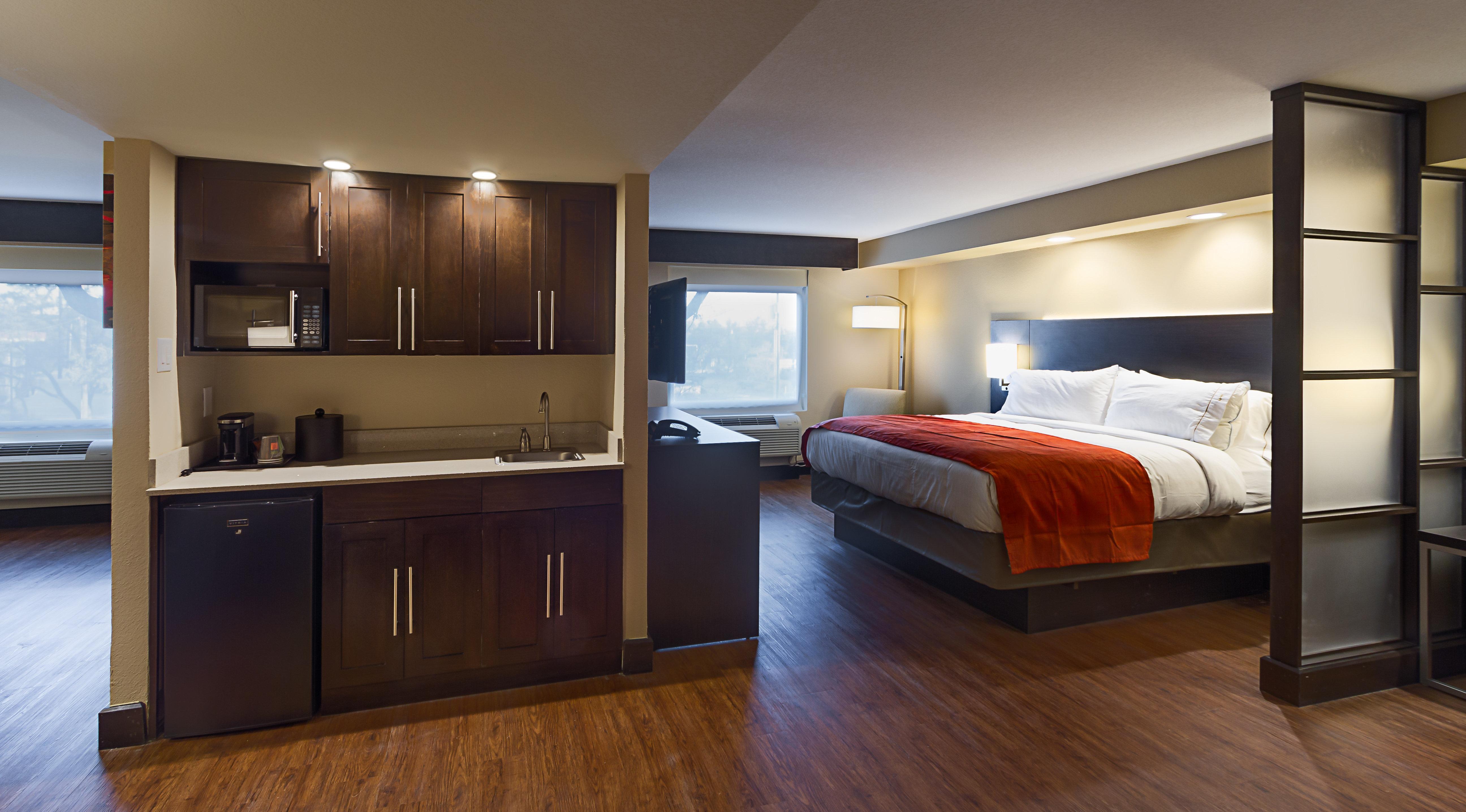 Holiday Inn Express & Suites San Antonio Medical - Six Flags By Ihg Exterior photo