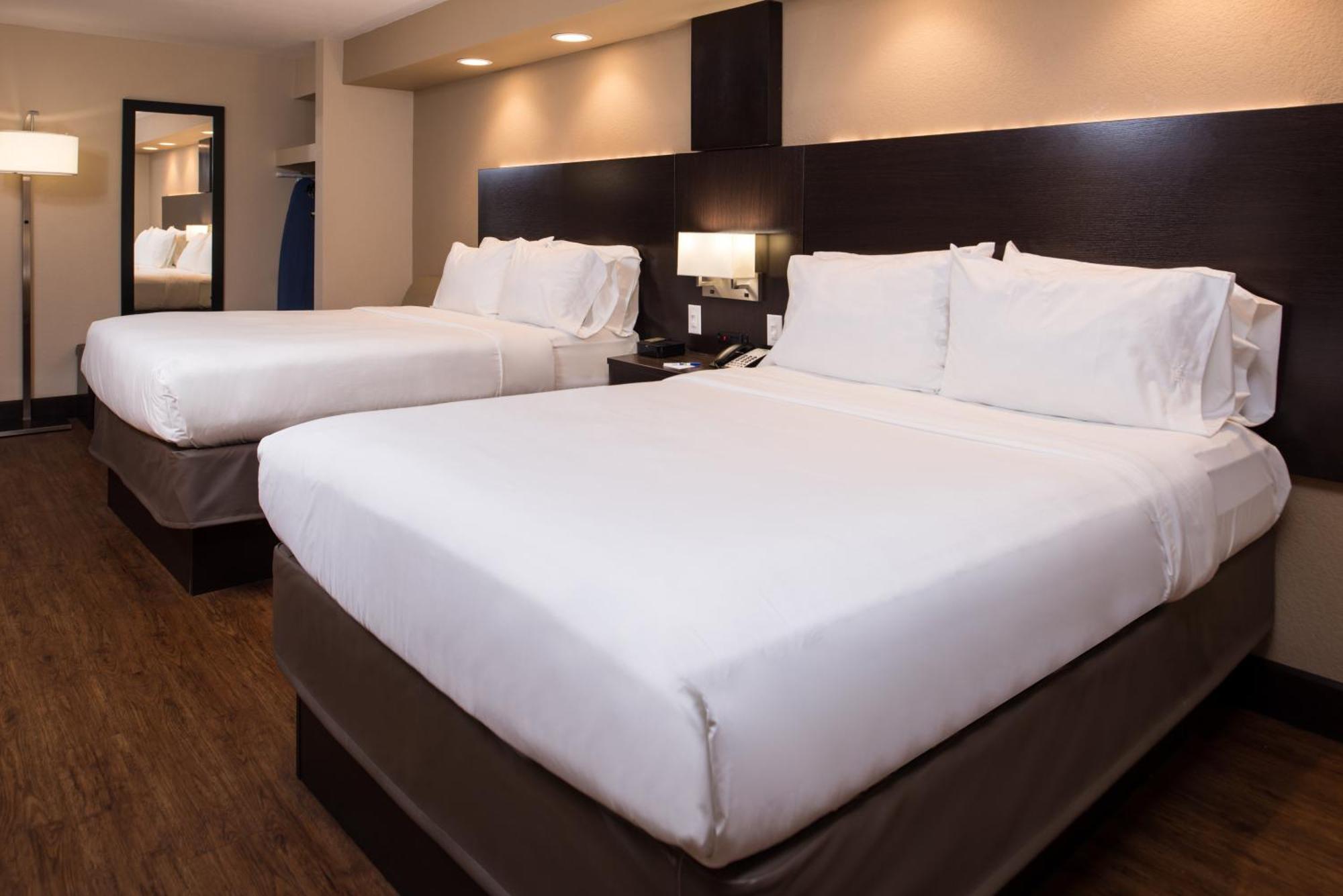 Holiday Inn Express & Suites San Antonio Medical - Six Flags By Ihg Exterior photo