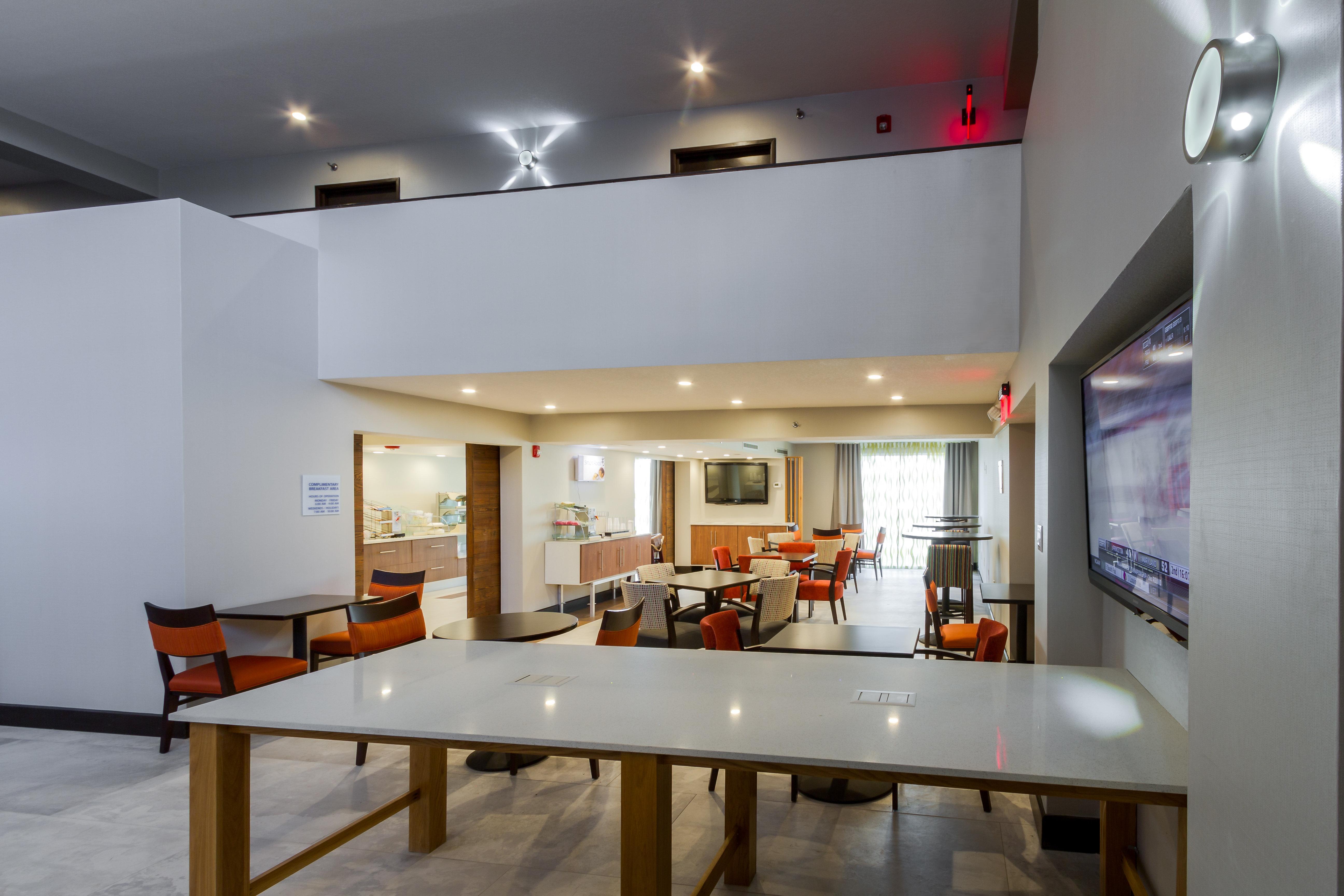 Holiday Inn Express & Suites San Antonio Medical - Six Flags By Ihg Exterior photo
