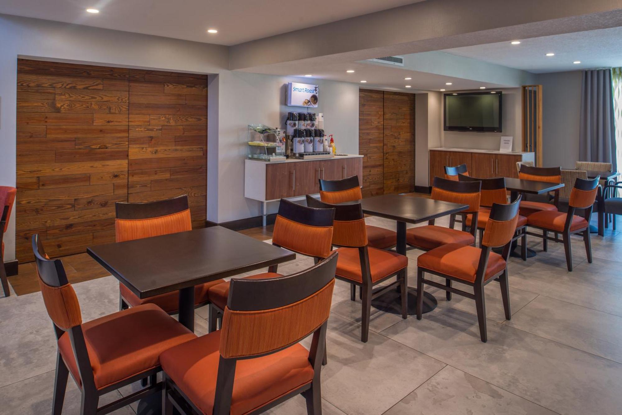 Holiday Inn Express & Suites San Antonio Medical - Six Flags By Ihg Exterior photo