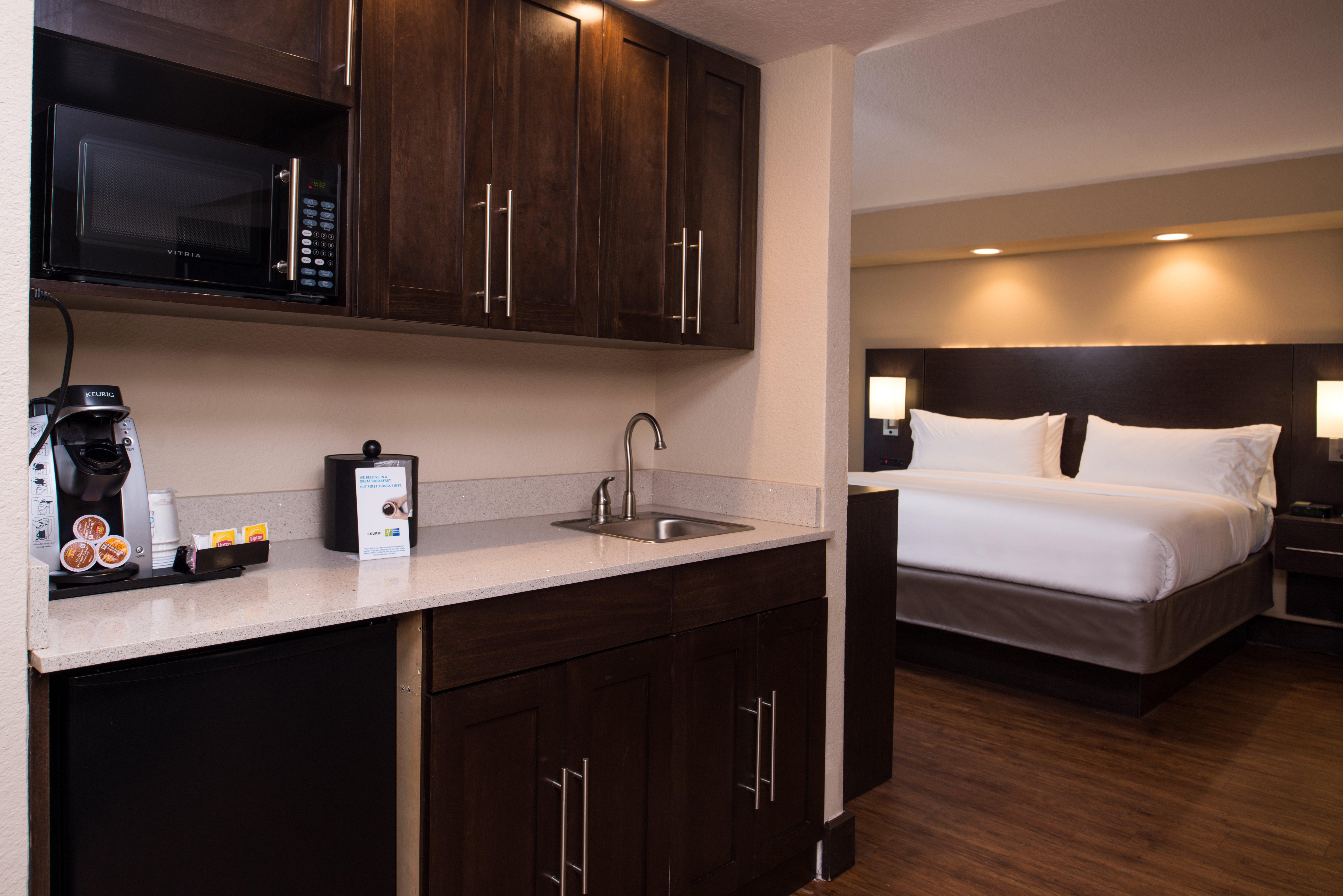 Holiday Inn Express & Suites San Antonio Medical - Six Flags By Ihg Exterior photo
