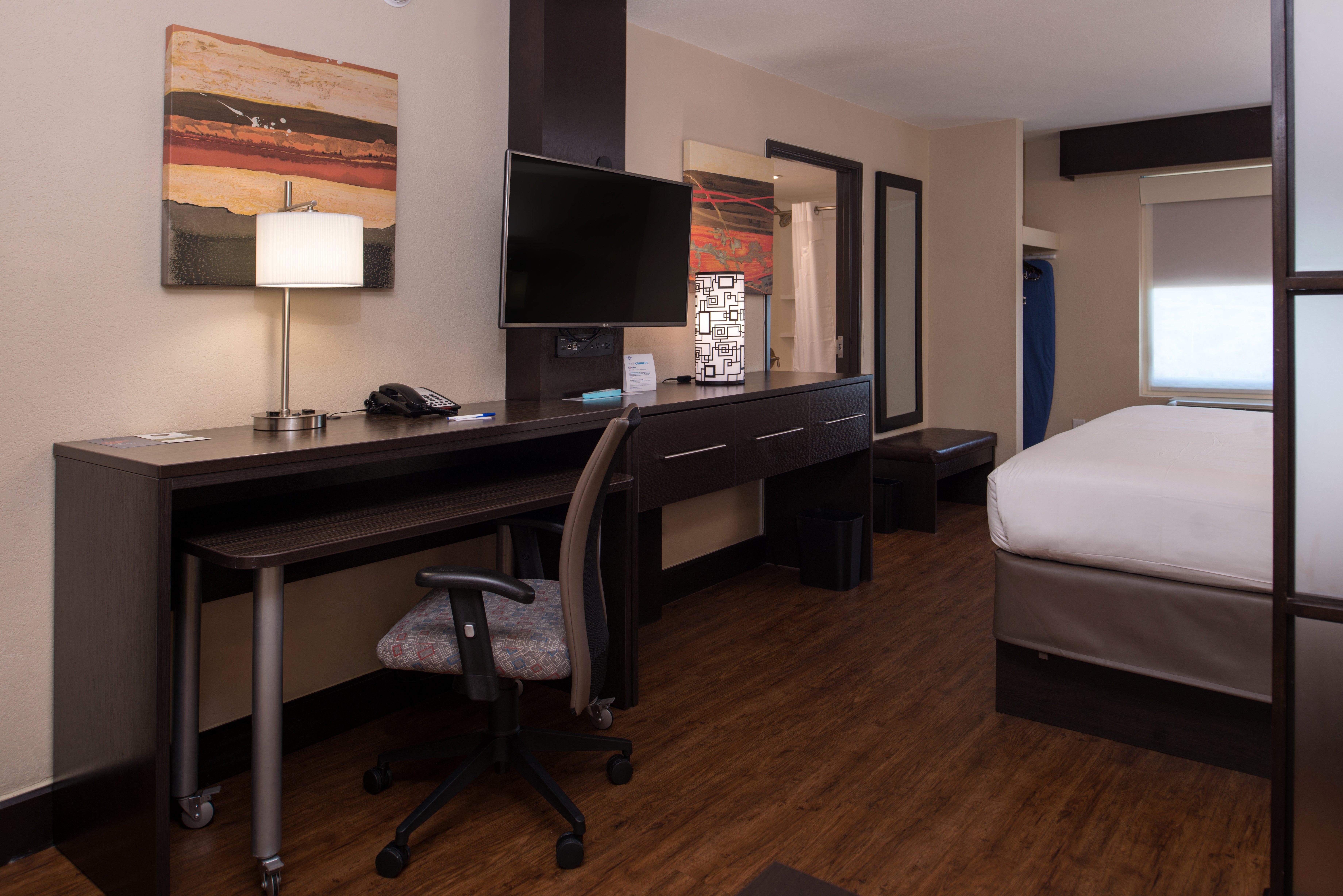 Holiday Inn Express & Suites San Antonio Medical - Six Flags By Ihg Exterior photo