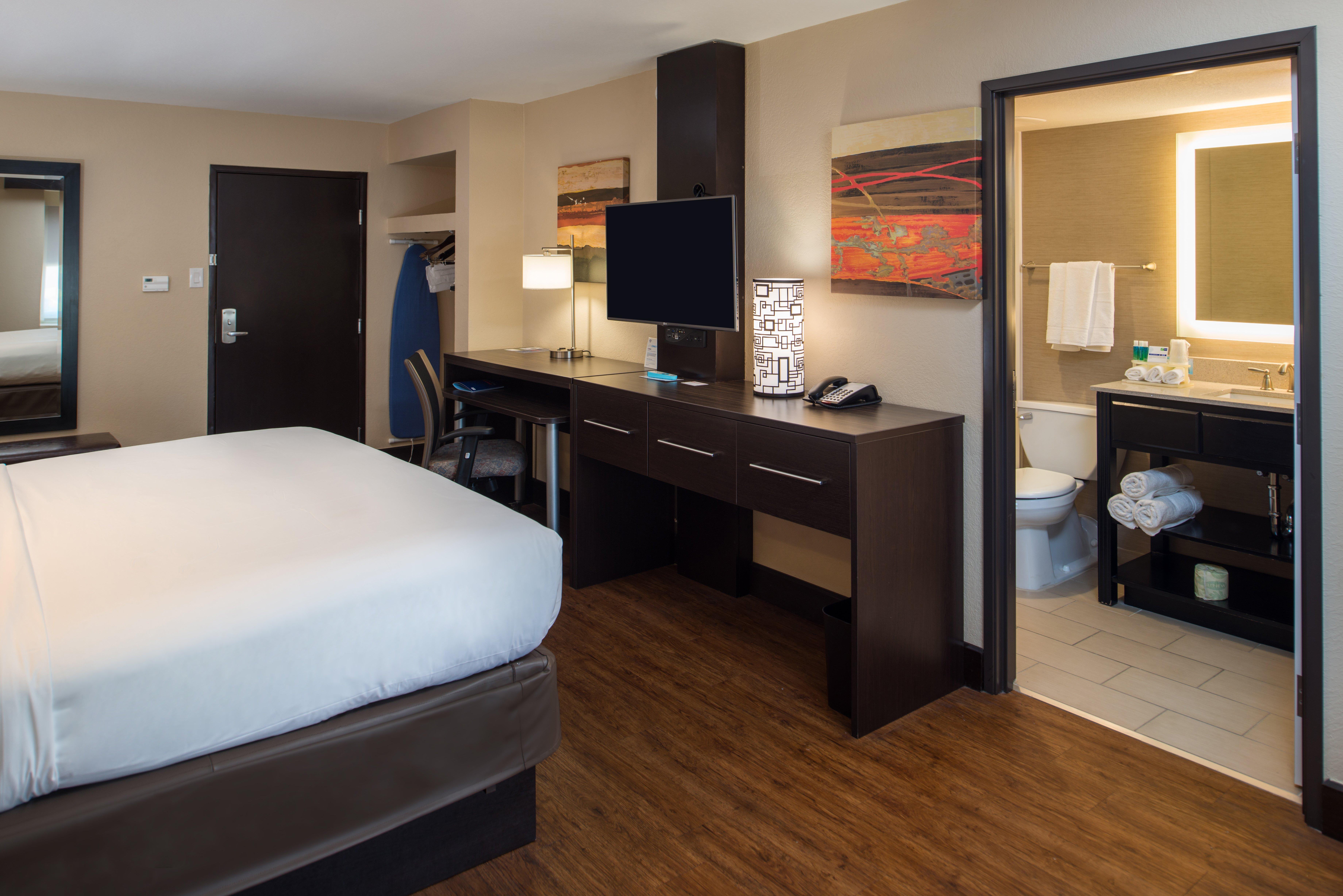 Holiday Inn Express & Suites San Antonio Medical - Six Flags By Ihg Exterior photo