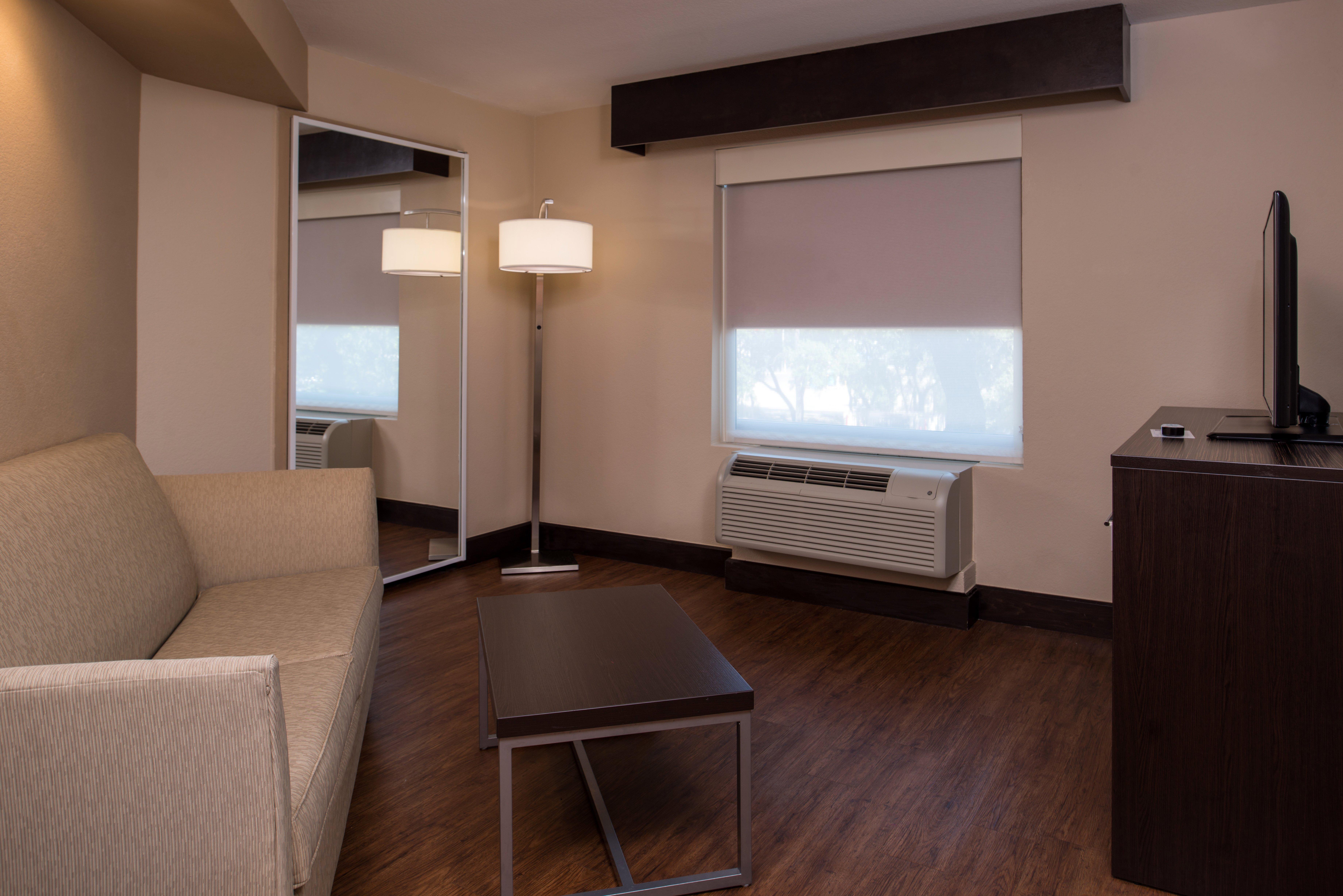 Holiday Inn Express & Suites San Antonio Medical - Six Flags By Ihg Exterior photo