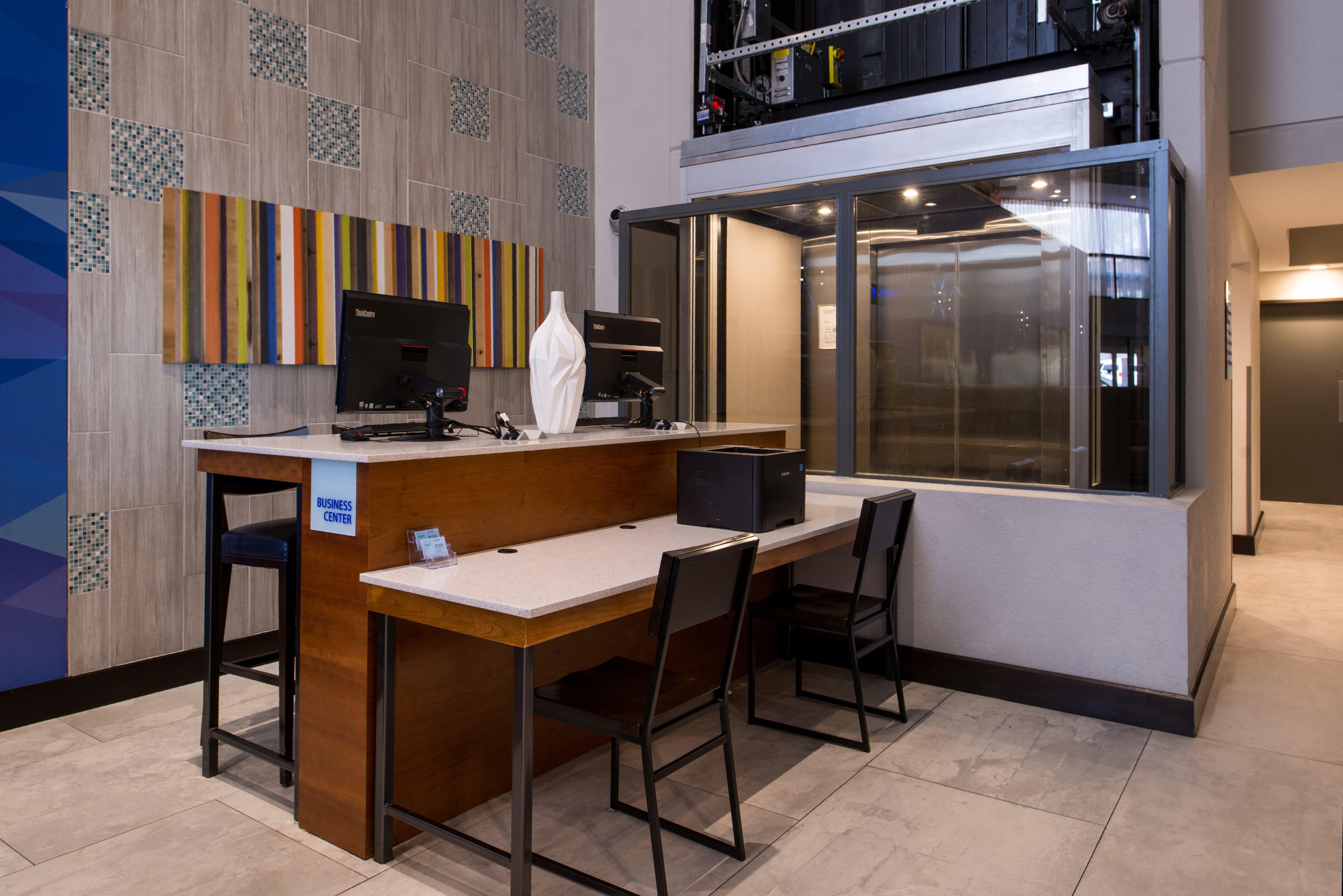 Holiday Inn Express & Suites San Antonio Medical - Six Flags By Ihg Exterior photo