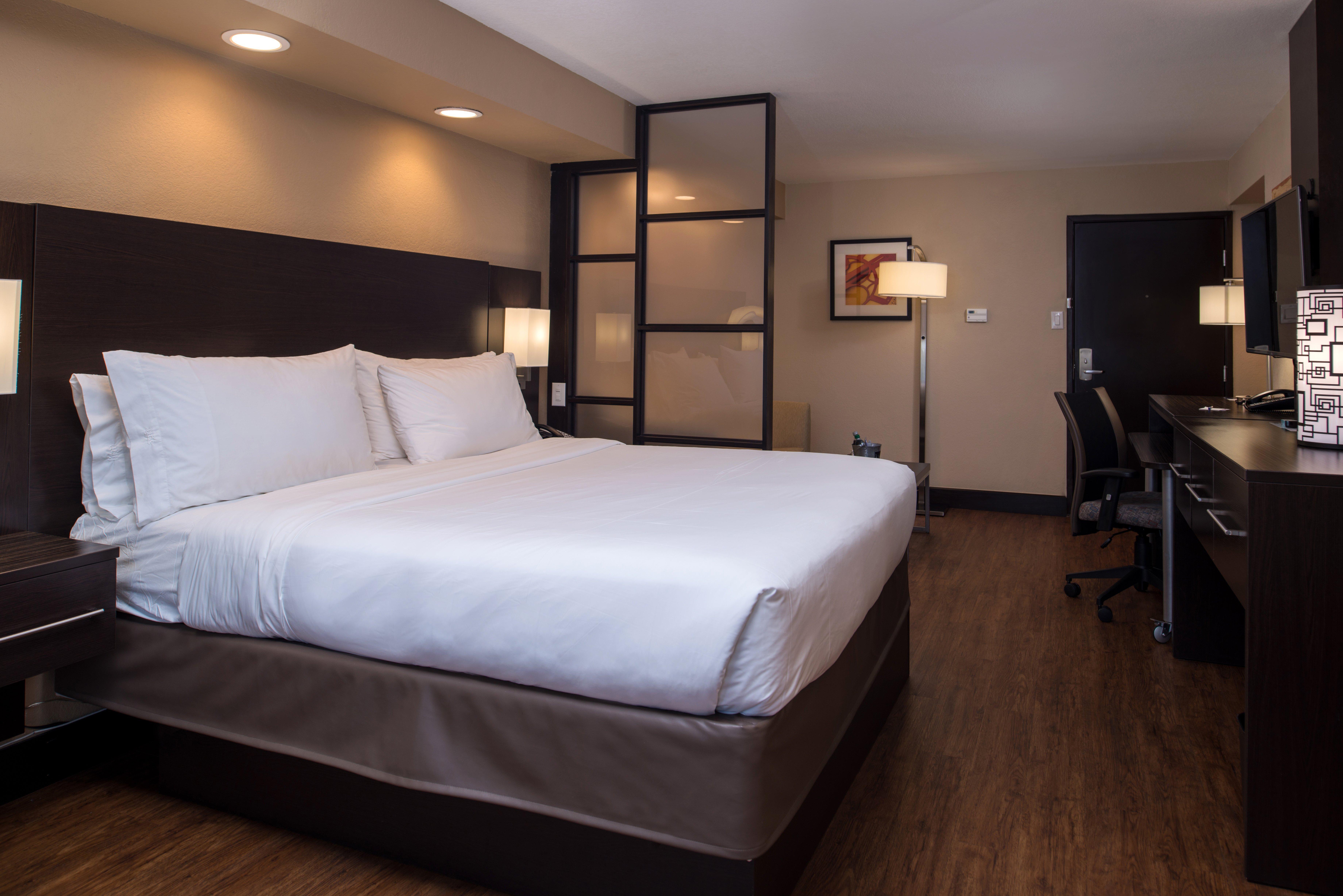 Holiday Inn Express & Suites San Antonio Medical - Six Flags By Ihg Exterior photo