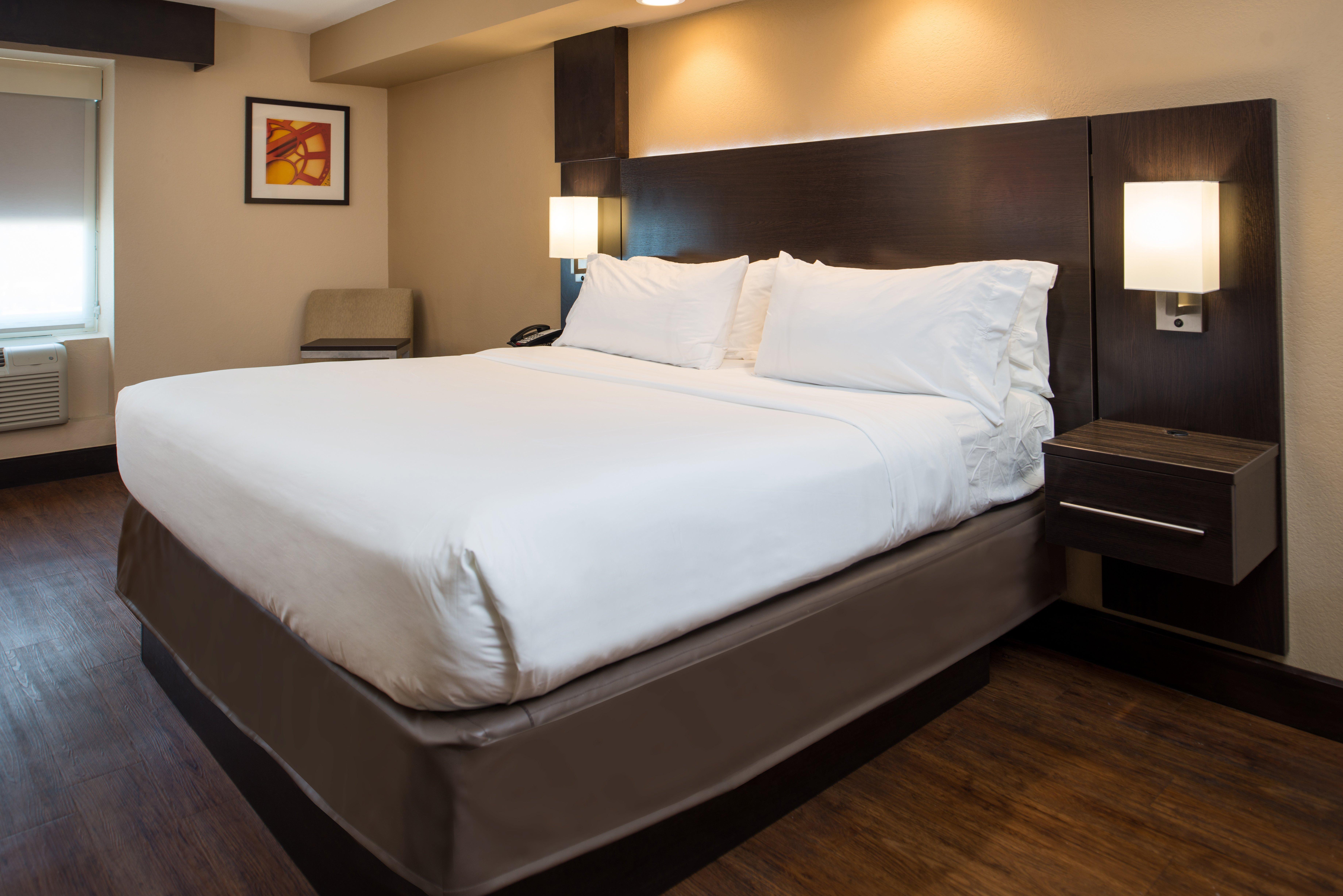 Holiday Inn Express & Suites San Antonio Medical - Six Flags By Ihg Exterior photo