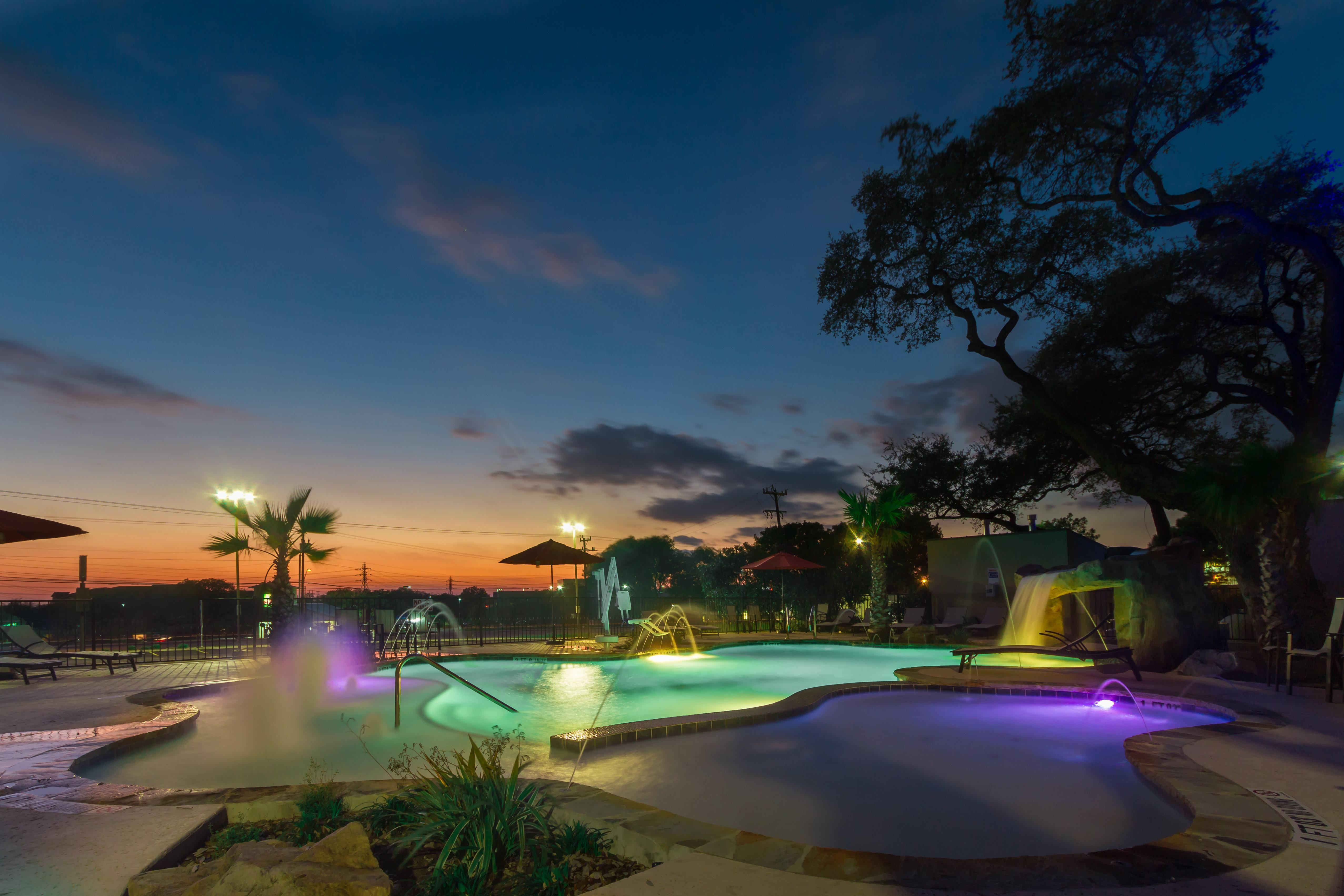 Holiday Inn Express & Suites San Antonio Medical - Six Flags By Ihg Exterior photo