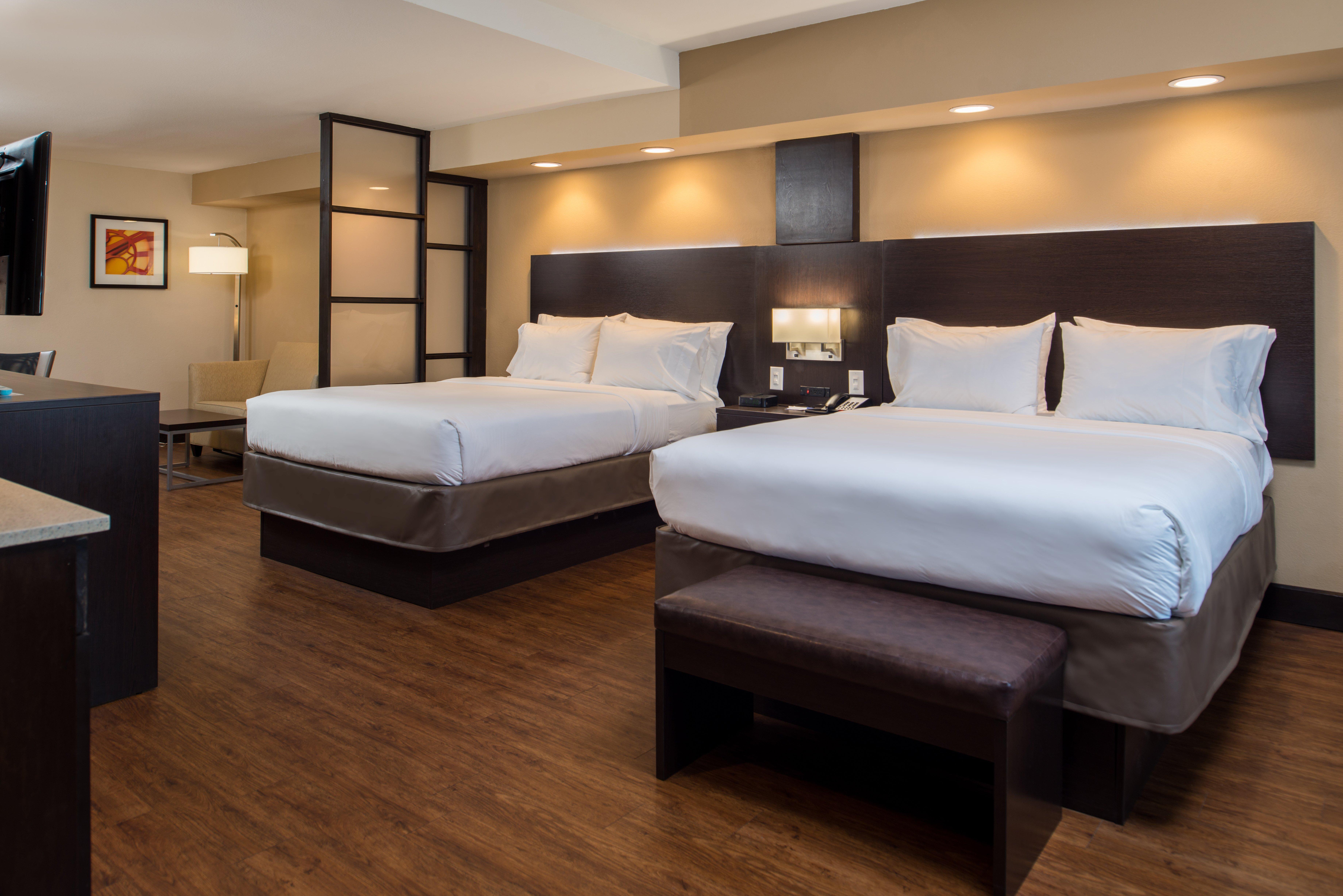 Holiday Inn Express & Suites San Antonio Medical - Six Flags By Ihg Exterior photo