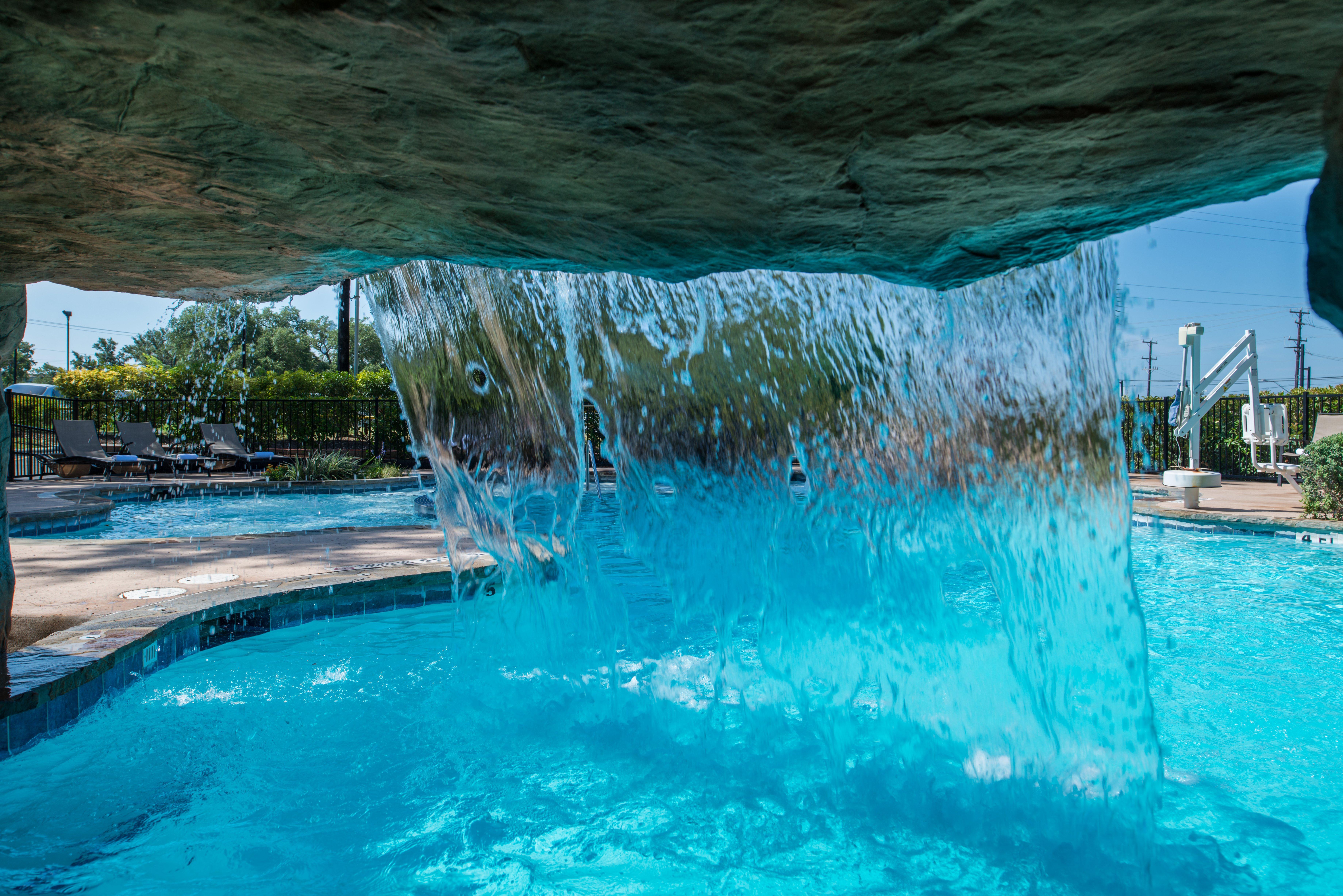 Holiday Inn Express & Suites San Antonio Medical - Six Flags By Ihg Exterior photo