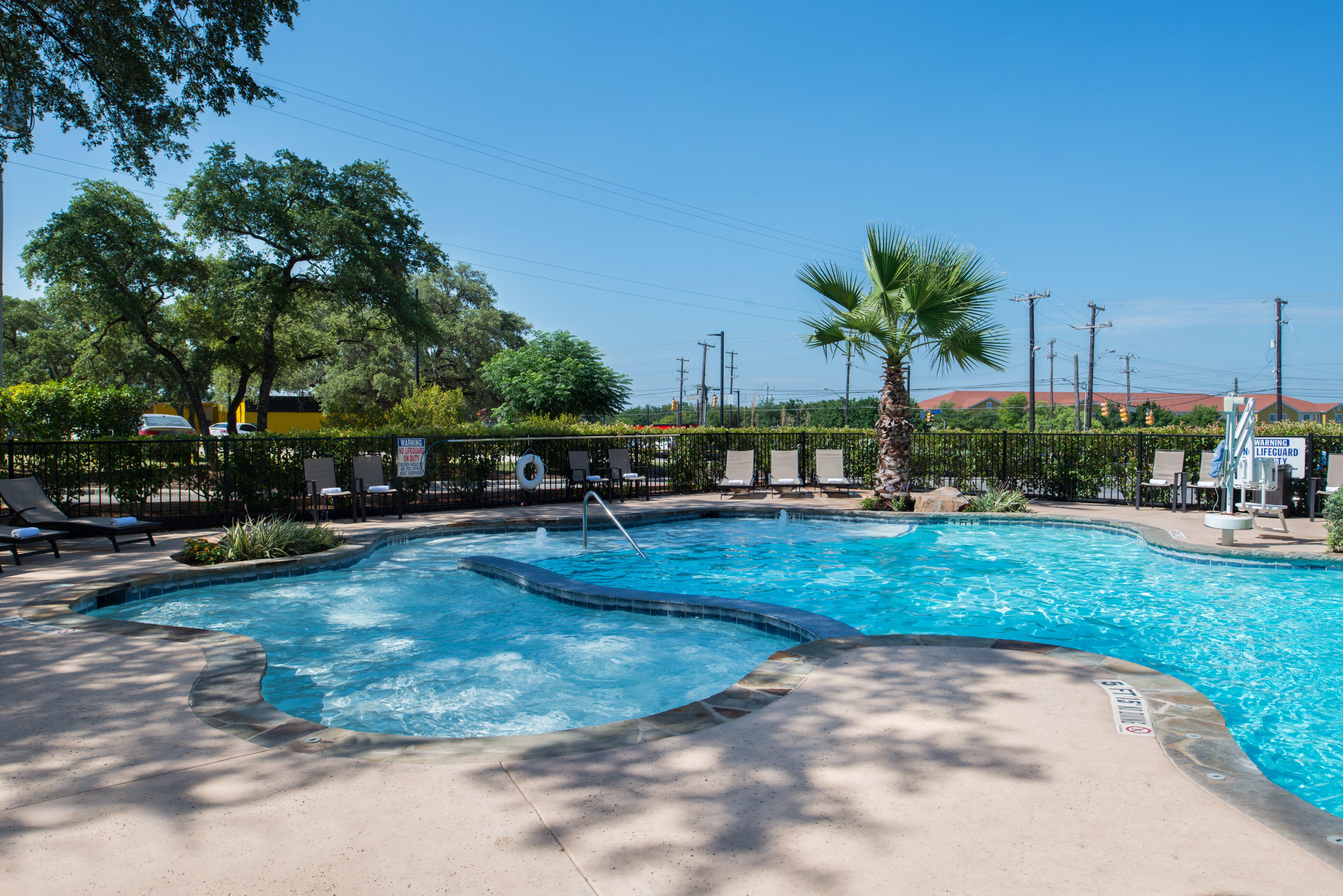 Holiday Inn Express & Suites San Antonio Medical - Six Flags By Ihg Exterior photo