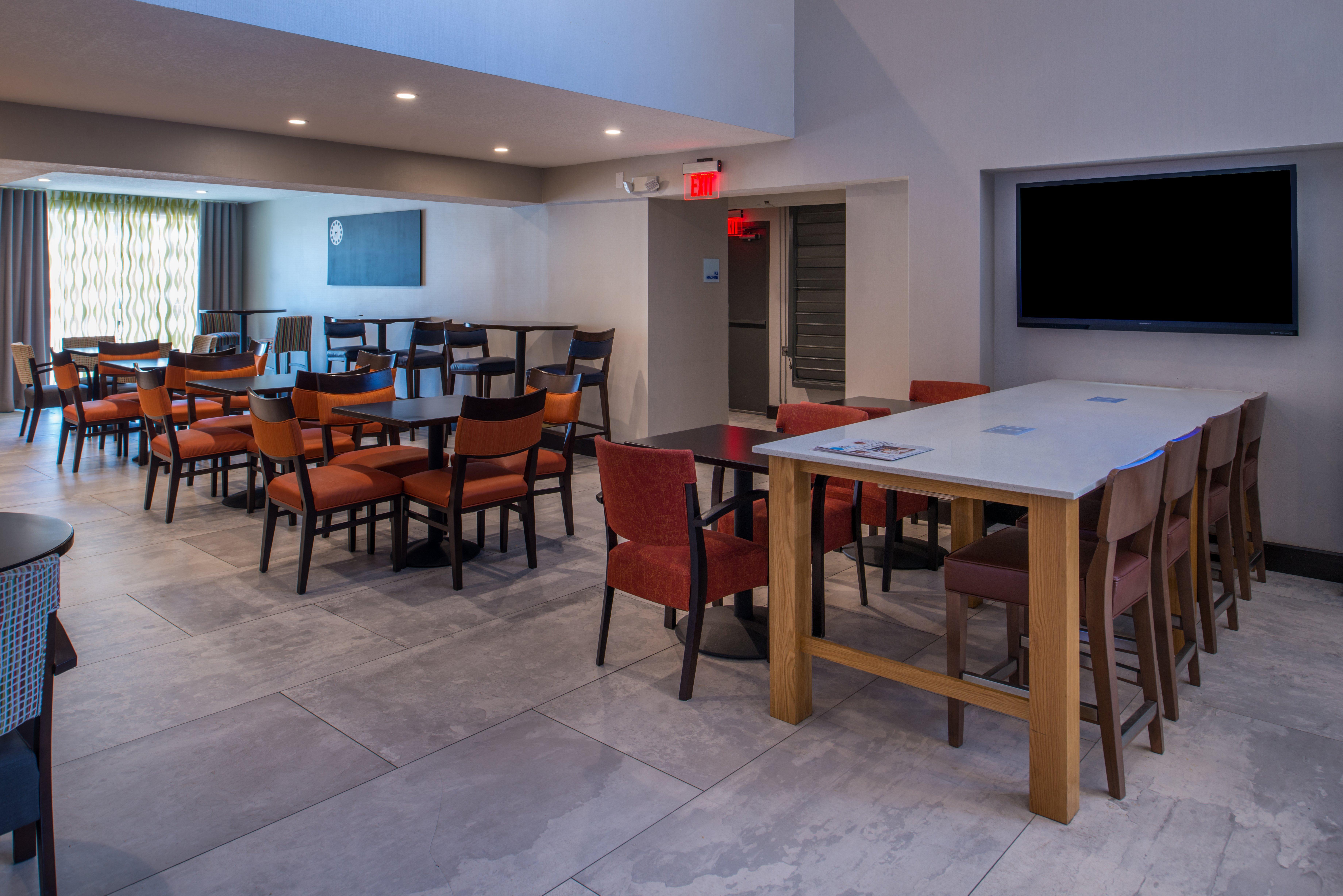 Holiday Inn Express & Suites San Antonio Medical - Six Flags By Ihg Exterior photo