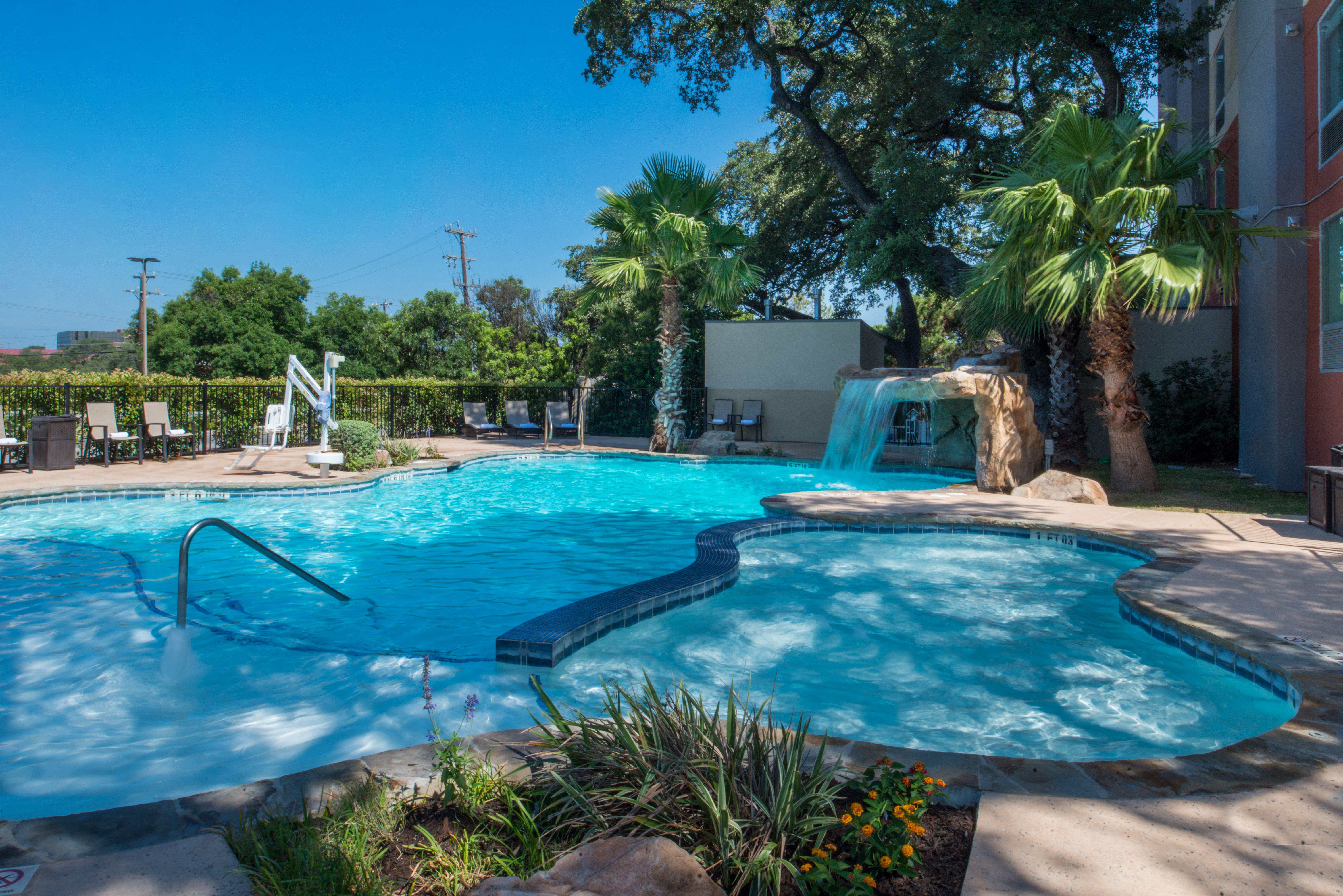 Holiday Inn Express & Suites San Antonio Medical - Six Flags By Ihg Exterior photo