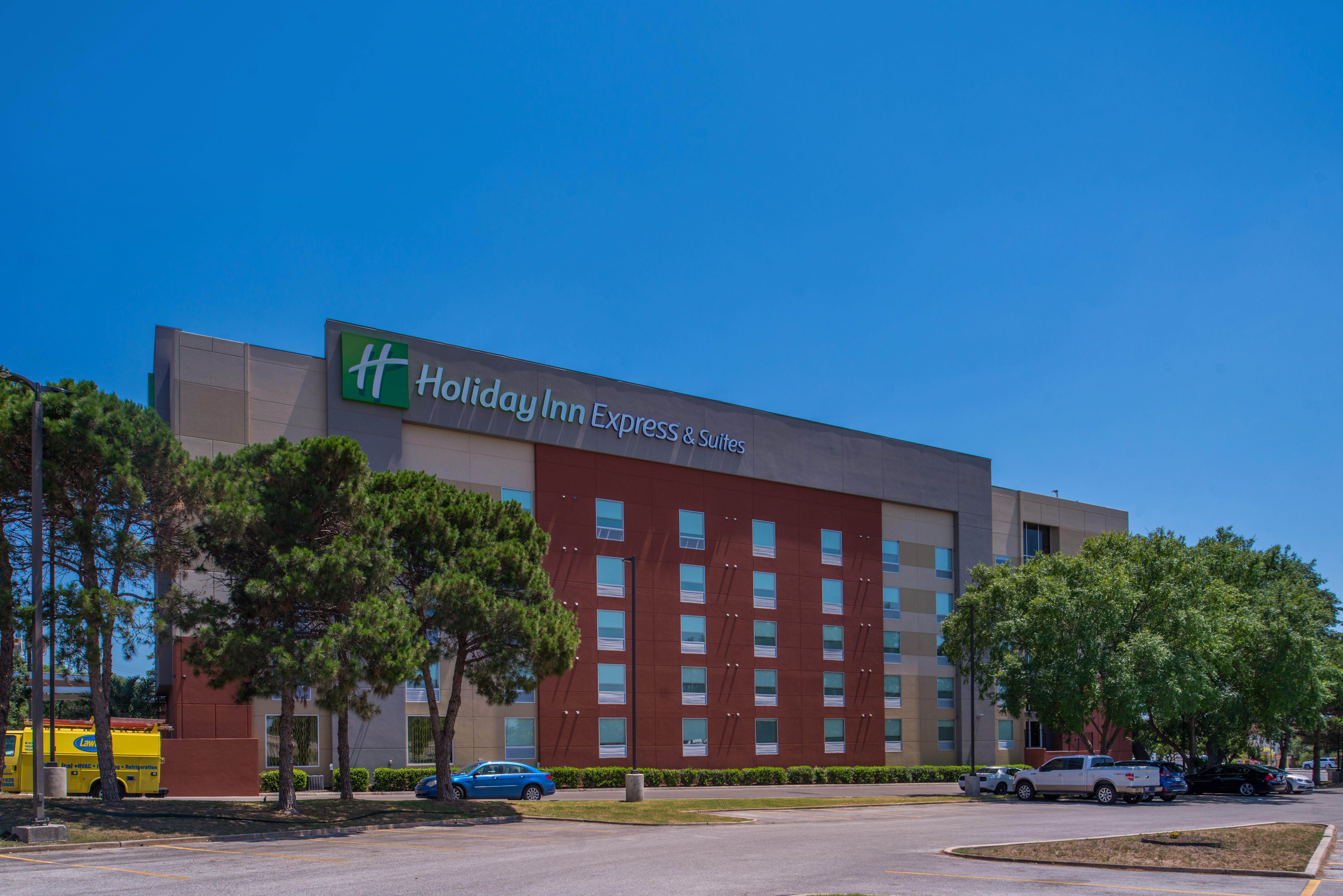 Holiday Inn Express & Suites San Antonio Medical - Six Flags By Ihg Exterior photo