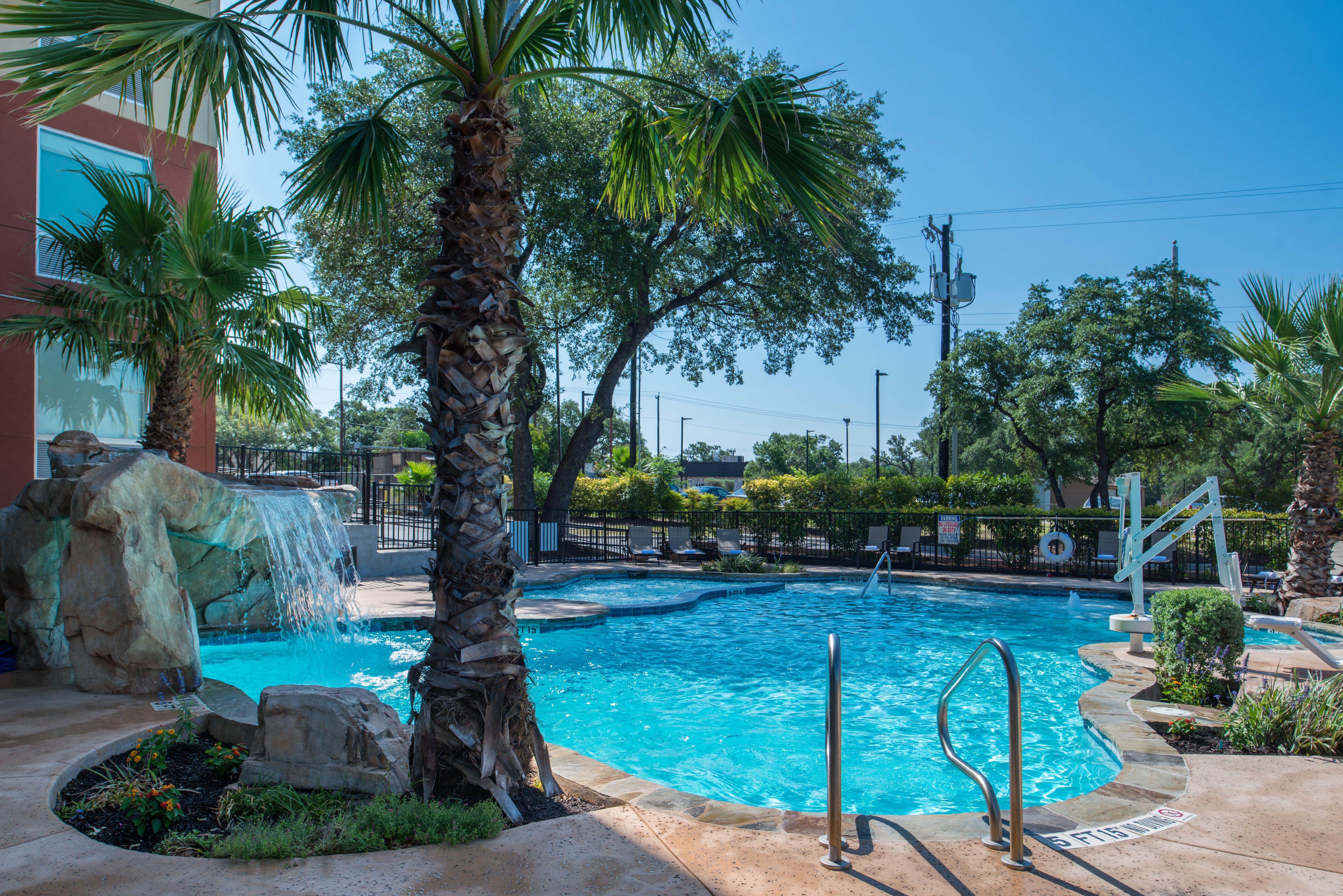Holiday Inn Express & Suites San Antonio Medical - Six Flags By Ihg Exterior photo