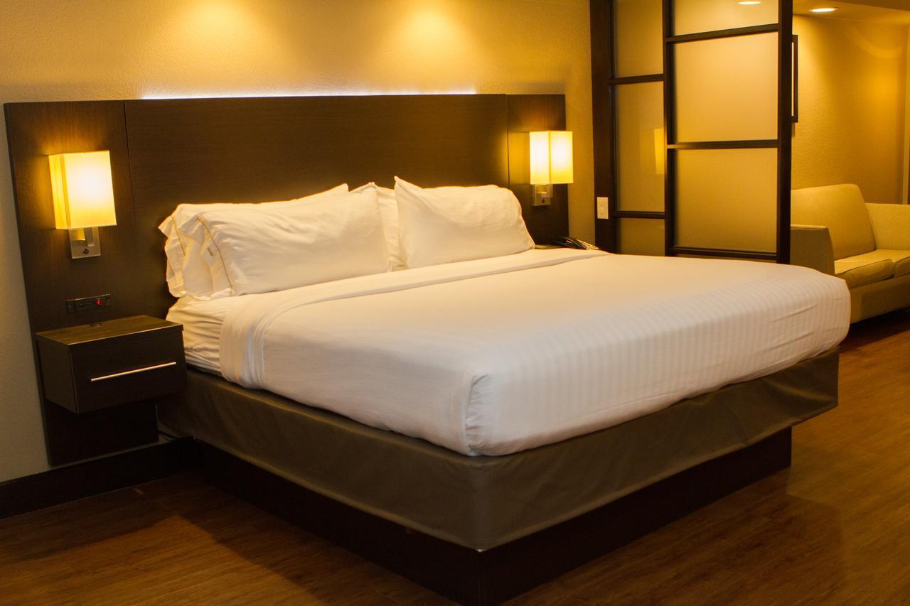 Holiday Inn Express & Suites San Antonio Medical - Six Flags By Ihg Exterior photo