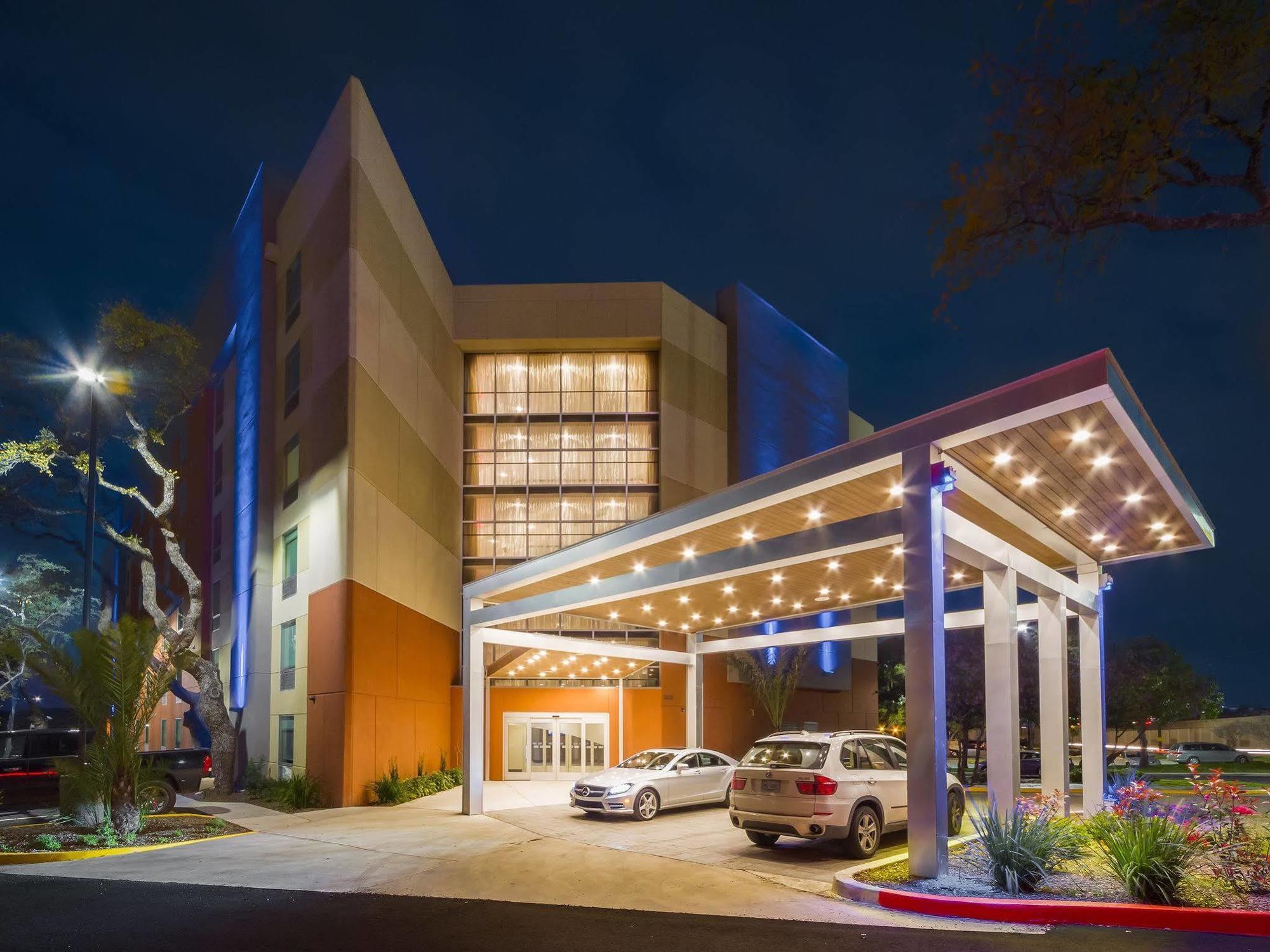 Holiday Inn Express & Suites San Antonio Medical - Six Flags By Ihg Exterior photo